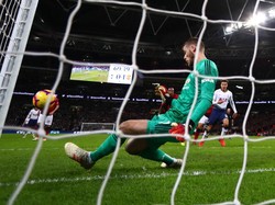 De Gea kembali menunjukkan kelasnya di menit ke-70. Sepak pojok Eriksen dari kanan disambar Toby Alderweireld di tiang dekat. De Gea mengadang dengan refleks yang cemerlang. (Foto: Clive Rose/Getty Images)