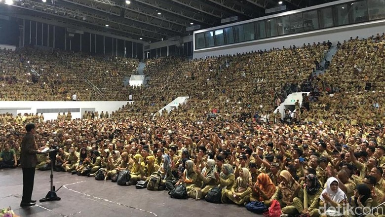 Bertemu Ribuan Perangkat Desa, Jokowi Titip Rp 257 T Berputar di Desa Bertemu Ribuan Perangkat Desa, Jokowi Titip Rp 257 T Berputar di Desa