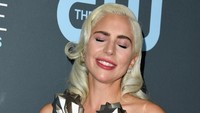 Lady Gaga memamerkan piala yanng diraihnya di bidang film. Foto: (Jon Kopaloff/Getty Images)