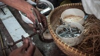 Komponen lain seperti ban, setang kemudi, dan jok lalu mulai dipasang. (Foto: Putu Sayoga/Getty Images)
