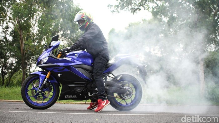 Yamaha R25 model 2018