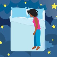 Tidur menyamping dengan tangan di sebelah tubuh. Jika ini posisi tidur favoritmu, Dr. Chris mengatakan bahwa kamu pribadi yang easy going, suka bersosialisasi, mudah percaya orang sehingga rentan jadi korban penipuan. Foto: iStock