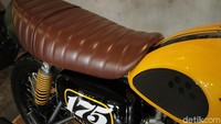 Tambahan aksesori W175 bergaya Cafe Racer ini adalah penggunaan Meter Visor, jok motor berpola tucked role berwarma coklat, fender belakang yang lebih pendek, shock belakang berwarna emas, knee pad baru, dan muffler guard berwarna chrome. 