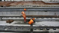Cawang-Bekasi Timur sudah 50%, dan Cawang-Dukuh Atas 43%.