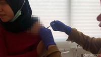 Oh iya, bagi catin perempuan akan diberikan suntik imunisasi TT (Tetanus toksoid). Foto: Ayunda/detikHealth