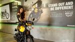 Senyum Manis Sang Model di Atas Kuda Besi Kawasaki