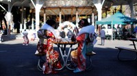 Meski menjadi hari yang paling dinanti oleh anak muda Jepang, perayaan Hari Kedewasaan ini semakin tahun mengalami penurunan jumlah peserta, salah satu faktor penyebabnya adalah tingkat kelahiran yang rendah di Jepang. Pool/Issei Kato/Reuters.