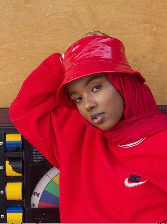 Berhijab di Finlandia tidak mudah. Namun sejak usia 13 tahun, ia menemukan gaya yang sesuai dengan jati dirinya memakai hijab. Foto: Instagram/salmajj