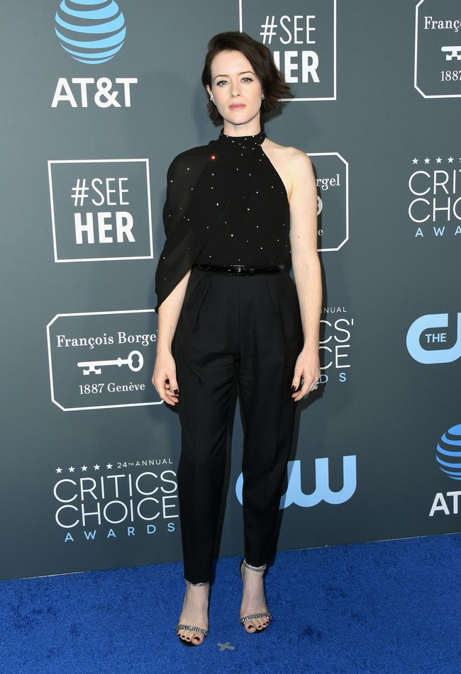 Gaya maskulin juga menjadi andalan aktris Claire Foy. Ia memesona dengan celana high-waist dan atasan bergaya halter. (Foto: Getty Images)