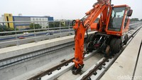 Meski konstruksi jalur rel dan stasiun masih banyak yang belum selesai, PT Adhi Karya optimis LRT bakal beroperasi pada akhir tahun depan.