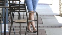 Di tengah teriknya matahari, Sandra terlihat masuk ke sebuah gerai kafe, dan membeli es kopi dingin di sana. Foto: Istimewa