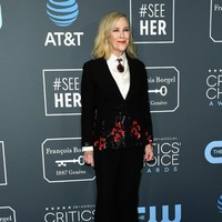 Aktris senior Catherine OHara menebar pesonanya dengan blazer berhiaskan bordir berikut kemeja yang dhiasi kalung di bagian kerah. (Foto: Getty Images)