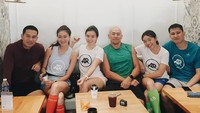 Bersama sahabatnya,  Khemanit Jamikorn terlihat cantik sambil memegang segelas kopi hangat. Foto: Instagram@khemanito