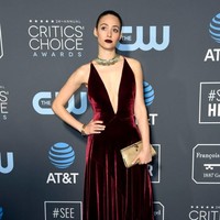 Nuansa gothic menjadi gaya andalan Emmy Rossum di ajang bergengsi ini. Aktris Shameless ini membungkus tubuhnya dengan gaun velvet merah marun dari Ralph Lauren dengan warna lipstik gelap yang senada. (Foto: Getty Images)