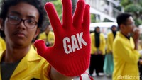 Sejumlah massa yang terdiri dari penggiat masyarakat sipil dan Badan Eksekutif Mahasiswa (BEM) Universitas Indonesia melakukan aksi di Gedung KPK, Jakarta, Senin (14/1/2019).