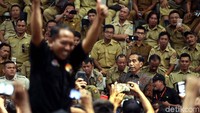 Salah satu yang dibahas oleh Jokowi adalah ia berjanji untuk segera menyetarakan penghasilan mereka dengan Aparatur Sipil Negara (ASN) Golongan IIA.