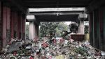 Duh, Jorok! Sampah Menggunung di Kolong Tol Wiyoto-Wiyono