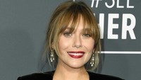 Elizabeth Olsen tampil simple dengan gaun hitam pendek. Foto: (Jon Kopaloff/Getty Images)