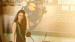 Senyum Manis Sang Model di Atas Kuda Besi Kawasaki