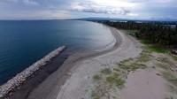 Untuk menikmati keindahan panorama alam Pantai Mampie, pengunjung tidak perlu merogoh kantong dalam-dalam. Cukup dengan Rp 5.000 saja, sudah bisa menikmati pantai ini sampai puas. (Abdy Fabriady/detikTravel)