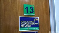 Selanjutnya datangi loket untuk mendaftar. Kemudian kamu akan diarahkan ke Ruangan Layanan Keluarga Berencana (KB) dan akan diberikan surat pengantar ke ruang laboratorium. Foto: Ayunda/detikHealth