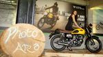 Senyum Manis Sang Model di Atas Kuda Besi Kawasaki
