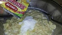 Nggak kalah aneh! Kali ini mie instan rebus ditambahi bubuk minuman energi. Kira-kira rasanya seperti apa ya. Foto: Instagram awreceh.id