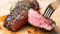 Daging merah sulit dicerna tubuh sekaligus bikin badan tidak rileks sebelum tidur. Itu karena daging merah mengandung banyak protein. Foto: Istimewa