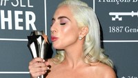 “Shallow” mengalahkan lagu untuk film Black Panther “All the Stars,” “Girl in the Movies,” dari Dumplin, RBG‘s “I’ll Fight,” “The Place Where Lost Things Go” dan “Trip a Little Light Fantastic” untuk film Marry Poppins Returns. Foto: (Jon Kopaloff/Getty Images)