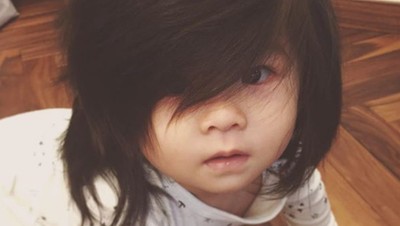 6 Foto Baby Chanco, Si Bayi Berambut Tebal yang Menggemaskan