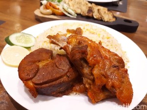 Awtar: Ada Nasi Mandi Berlauk Daging Kambing Empuk di Resto Arab Megah Ini