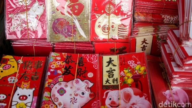 Sejumlah pedagang di Pasar Pagi, Jakarta, mulai menjual pernak-pernik sambut tahun baru Imlek 2019. Beragam hiasan seperti lampion hingga angpao tersedia disana