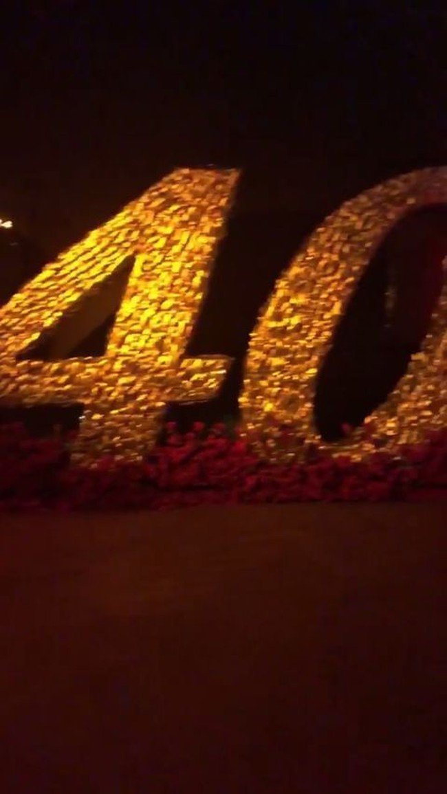 Dekorasi yang terinspirasi James Bond, termasuk angka 4 dan 0 dengan font yang mirip dalam film. Keduanya bahkan memiliki meja kasino sebagai tempat berfoto. Foto: Instagram Kim Kardashian West