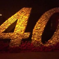 Dekorasi yang terinspirasi James Bond, termasuk angka 4 dan 0 dengan font yang mirip dalam film. Keduanya bahkan memiliki meja kasino sebagai tempat berfoto. Foto: Instagram Kim Kardashian West