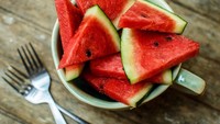 Sebaiknya jangan makan semangka sebelum tidur. Sebab semangka mengandung banyak air. Sehingga Anda harus membuang air itu saat tengah malam. Foto: Istimewa