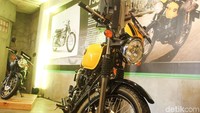 Kawasaki W175 Cafe hadir dengan 3 pilihan dominasi warna, yaitu kuning, merah, dan abu-abu.