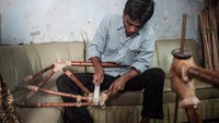 Kerangka bambu yang mulai terlihat dipoles agar detailnya lebih halus. (Foto: Putu Sayoga/Getty Images)