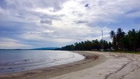 Berkunjung ke Pantai Mampie, kurang lengkap rasanya kalau tidak menapakkan kaki di pasir putihnya atau pun membiarkan tubuh merasakan hempasan ombak pantai ini. Seru! (Abdy Fabriady/detikTravel)