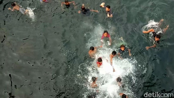 Anak Logam di Pelabuhan Ketapang