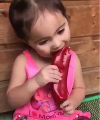 Ya Ampun! Balita Mungil Ini Doyan Makan Cabai Raksasa