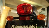 Bentuk lampu belakang yang disajikan pada kendaraan jenis ini juga tampil sangat klasik.