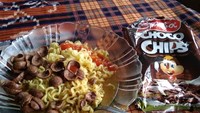 Selain nasi, mie juga kerap dipadukan berbagai lauk. Yang ini disebut penistaan mie instan karena menaruh topping sereal cokelat. Duh, ada-ada aja! Foto: Instagram awreceh.id