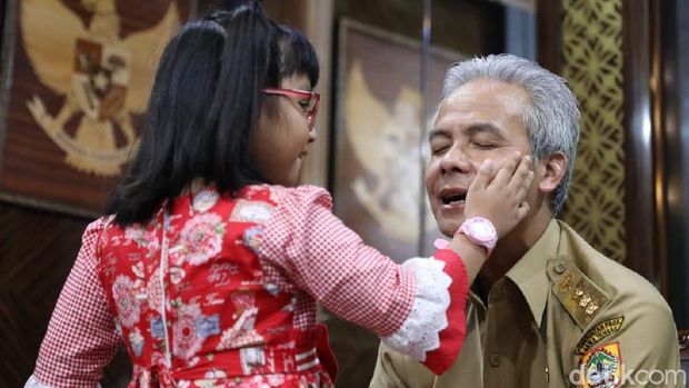 Trenyuh Ganjar Pranowo Saat Ditemui Bocah Tuna Netra di Kantornya