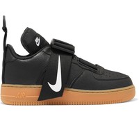 Sneakers dengan tali velco juga wajib kamu punya untuk 2019. Selain stylish, sneakers ini juga nyaman dipakai karena praktis. (Foto: Dok. ist)