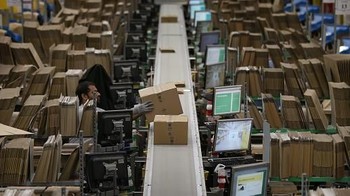 Kardus pembungkus barang dalam jumlah masif. Foto: Getty Images