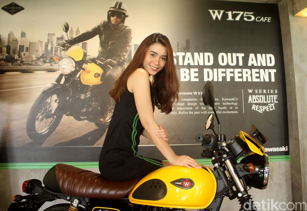 Kawasaki kembali memperkenalkan motor anyar dengan tampilan classic nya yakni W175 CAFE di Kemang, Jakarta, Senin (14/1/2019). Di acara peluncurannya itu juga hadir Kawasaki girls cantik dengan senyum manisnya menyapa para pengunjung yang hadir.