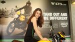 Senyum Manis Sang Model di Atas Kuda Besi Kawasaki