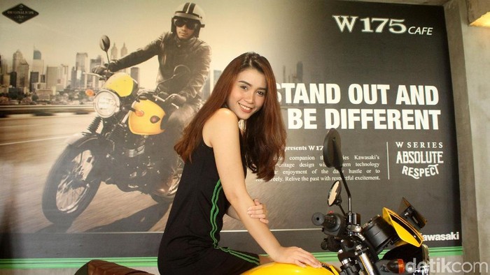 Senyum Manis Sang Model di Atas Kuda Besi Kawasaki Senyum Manis Sang Model di Atas Kuda Besi Kawasaki