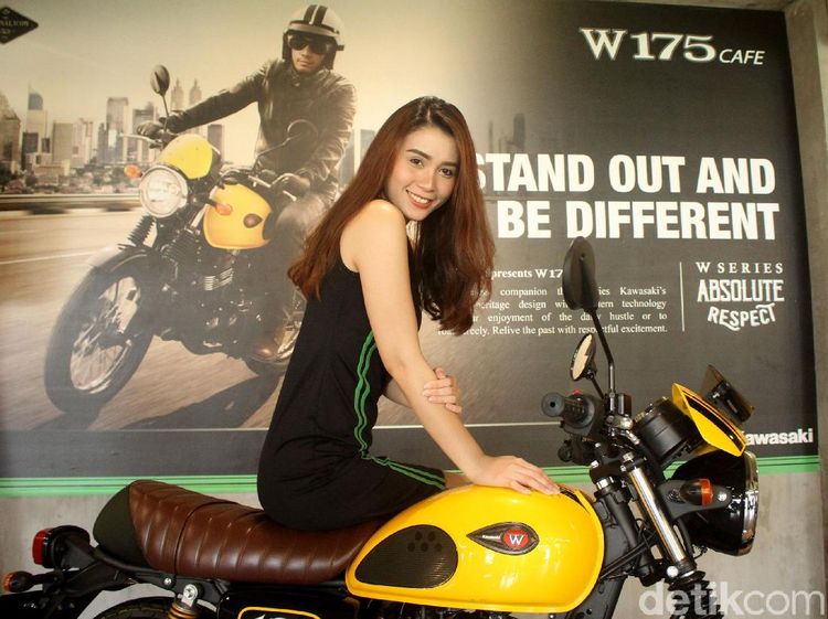 Senyum Manis Sang Model di Atas Kuda Besi Kawasaki