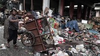 Dampak dari sampah yang menumpuk di kawasan sekitar kolong Tol Wiyoto-Wiyono itu pun membuat kawasan itu terlihat kumuh dan jorok. Belum lagi aroma tak sedap pasti dihirup oleh warga yang melintas.